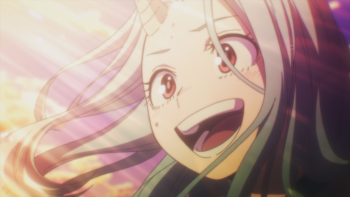 Close-up de Eri sorrindo emocionada sob luz do entardecer em cena da prévia do curta de My Hero Academia
